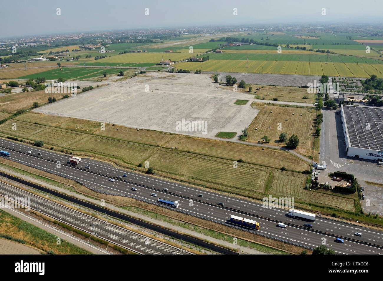 Vue aérienne, du nouveau centre commercial, centre commercial, près de la construction de condominiums à Parme, Emilie-Romagne, Italie, l'autoroute, A1 Banque D'Images