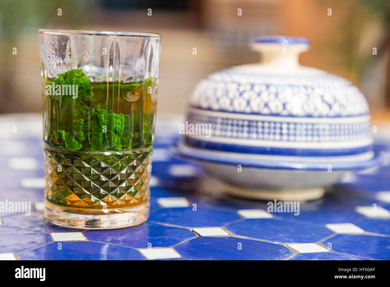 Fes, Maroc. Thé à la menthe marocain. Banque D'Images