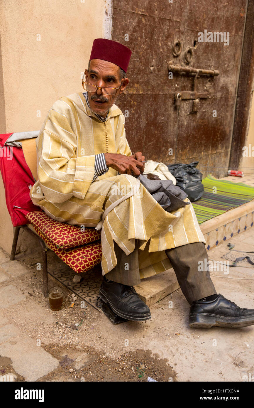 Homme portant une djellaba Banque de photographies et d�??images ?� haute r?�solution - Alamy