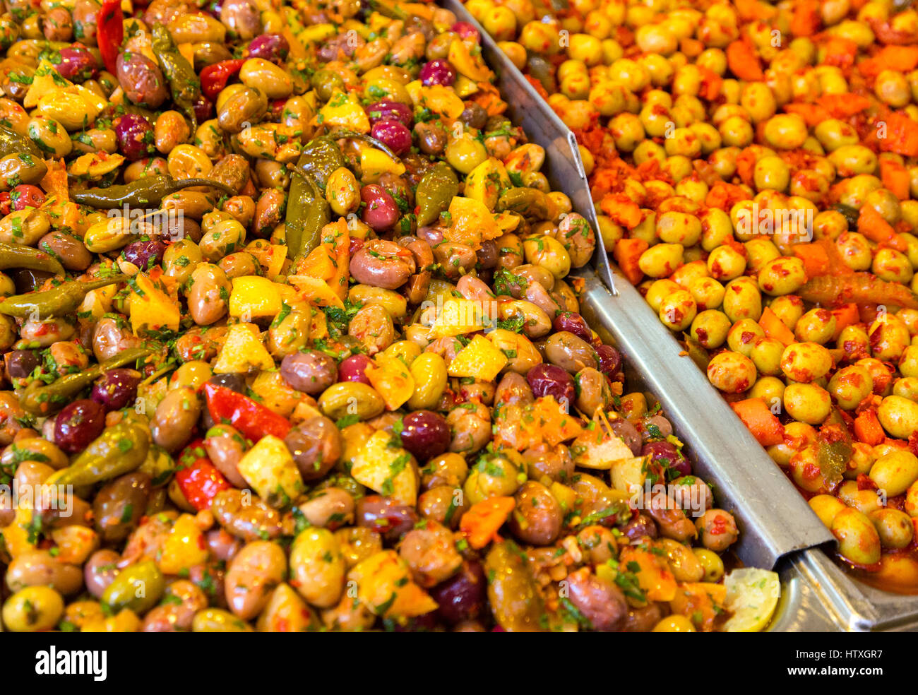 Fes, Maroc. Olives pour vente au souk, Fez El-Bali. Banque D'Images
