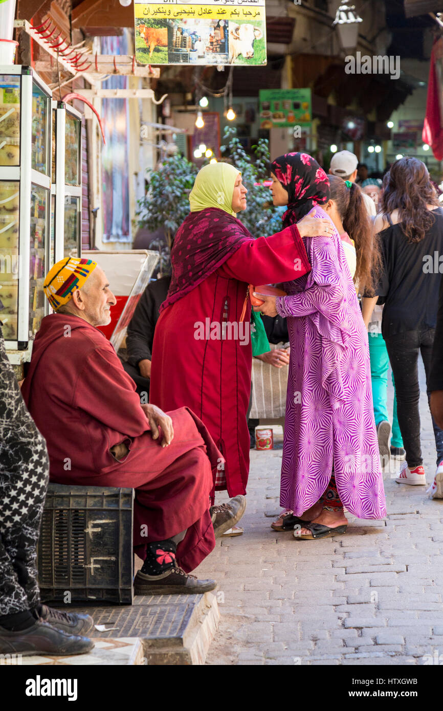 Fes, Maroc.Les femmes à propos de nous dire adieu, Tala'a rue Kabira dans la médina. Banque D'Images