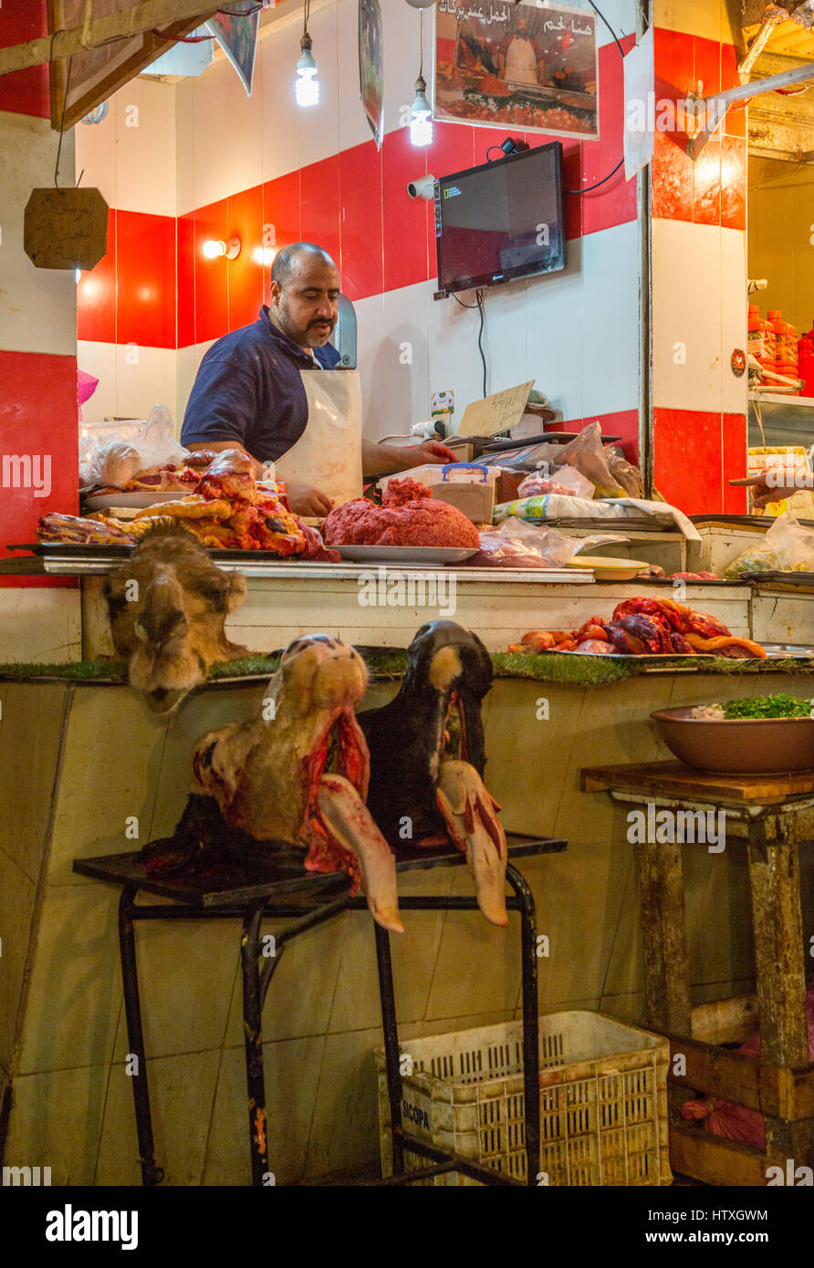 Fes, Maroc. Boucherie. Têtes de vache et tête de chameau à la vente. Dans la médina. Banque D'Images