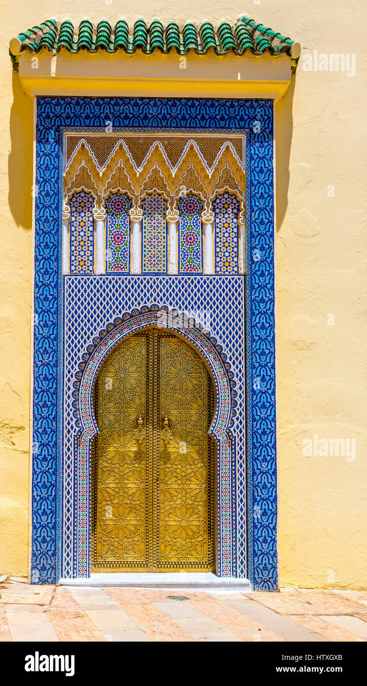 Fes, Maroc. Fenêtre sur le Dar El Makhsen, le palais du roi, Fes El Jedid. Banque D'Images