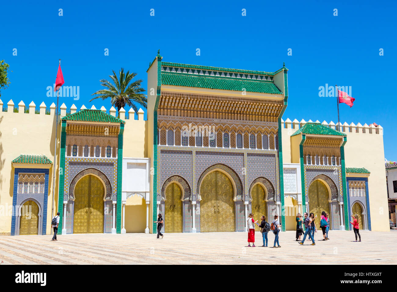 Fes, Maroc. Les touristes l'affichage de la porte d'entrée du Dar El Makhsen, le palais du roi, Fes El Jedid. Banque D'Images