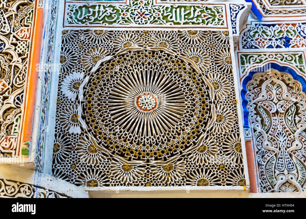 Fes, Maroc. Mosquée de Kairaouine. Décor géométrique en stuc. Banque D'Images