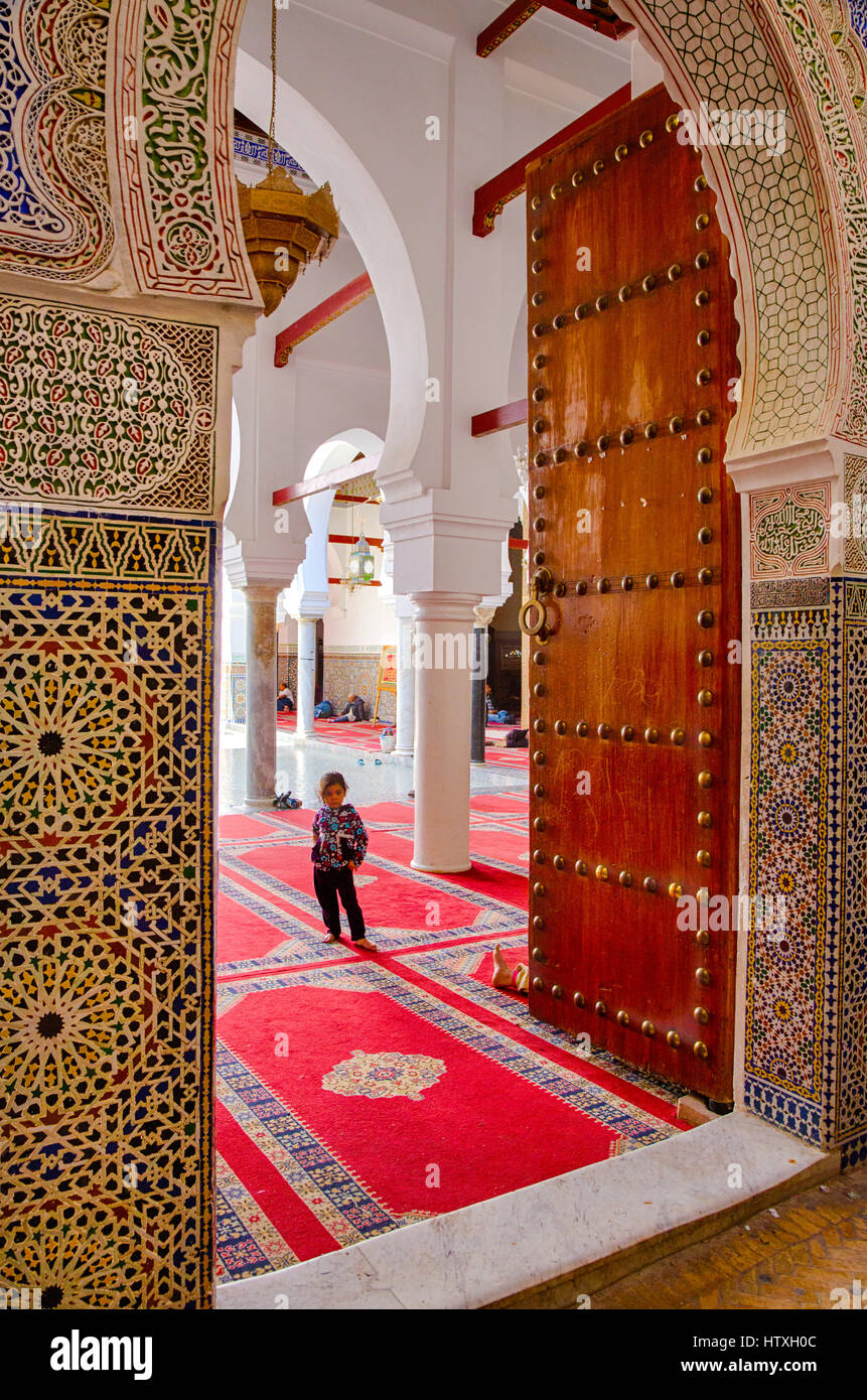 Fes, Maroc. À la recherche dans la mosquée de Kairaouine. Banque D'Images