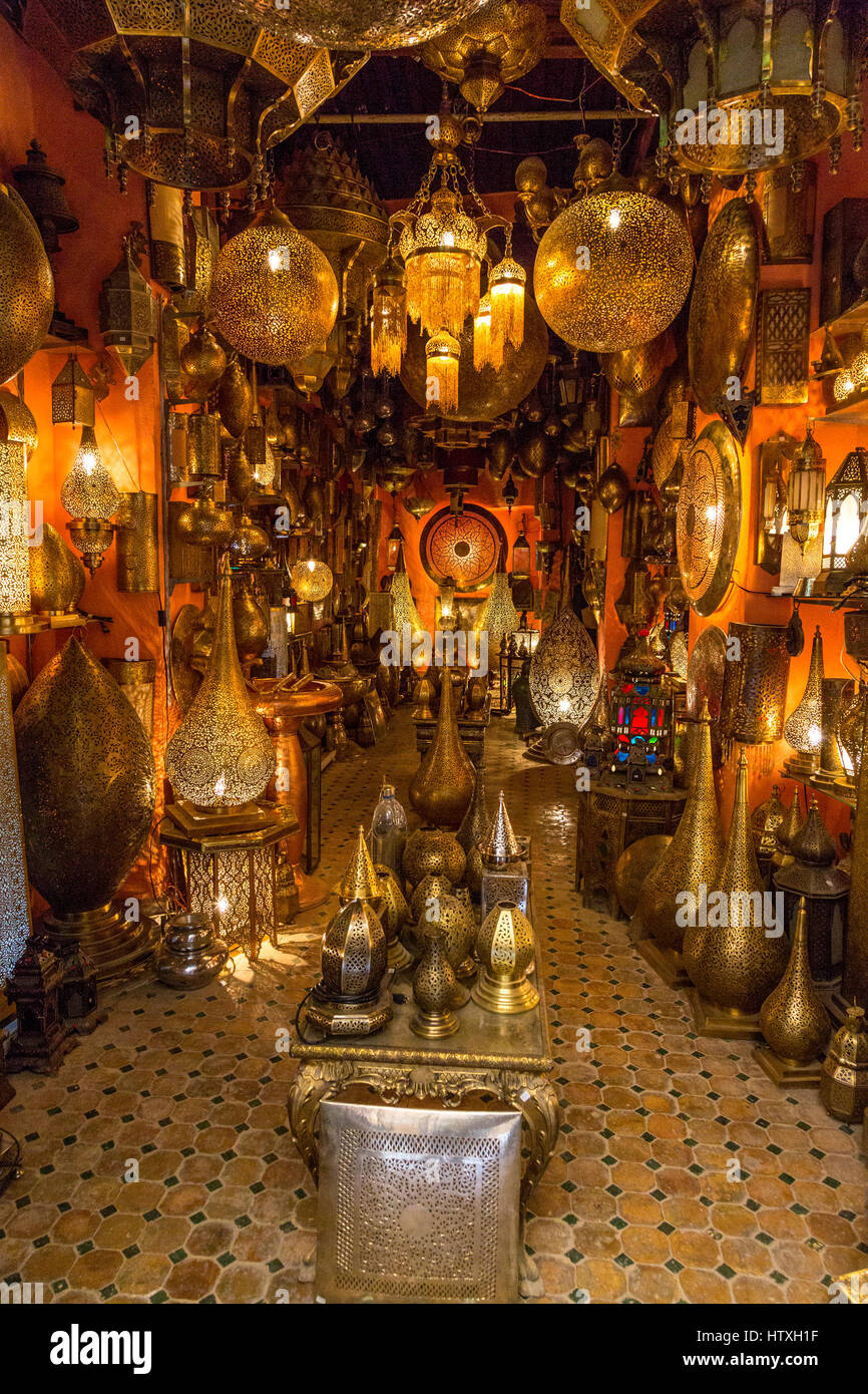 Fes, Maroc. Magasin qui vend des lanternes en laiton et d'autres ustensiles métalliques. Banque D'Images