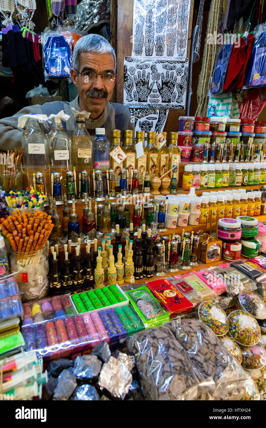 Fes, Maroc. Vendeur d'huile d'Argan, savons, Soins du corps et produits, boutique dans le souk du henné, Fes El-Bali. Banque D'Images