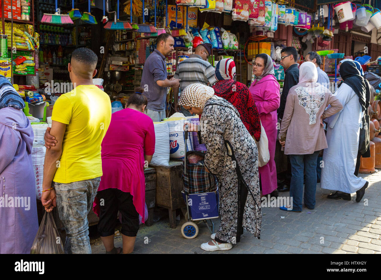 Fes, Maroc. Les marocains à un shopping magasin d'articles divers dans la médina. Banque D'Images