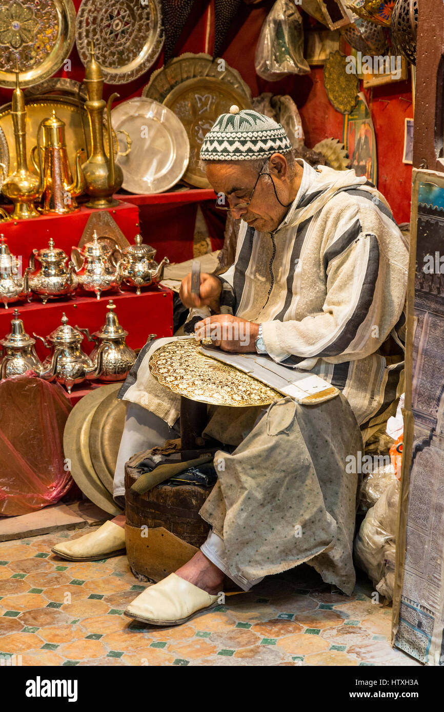 Fes, Maroc. Marteaux de métallurgistes un design dans un bac. Banque D'Images