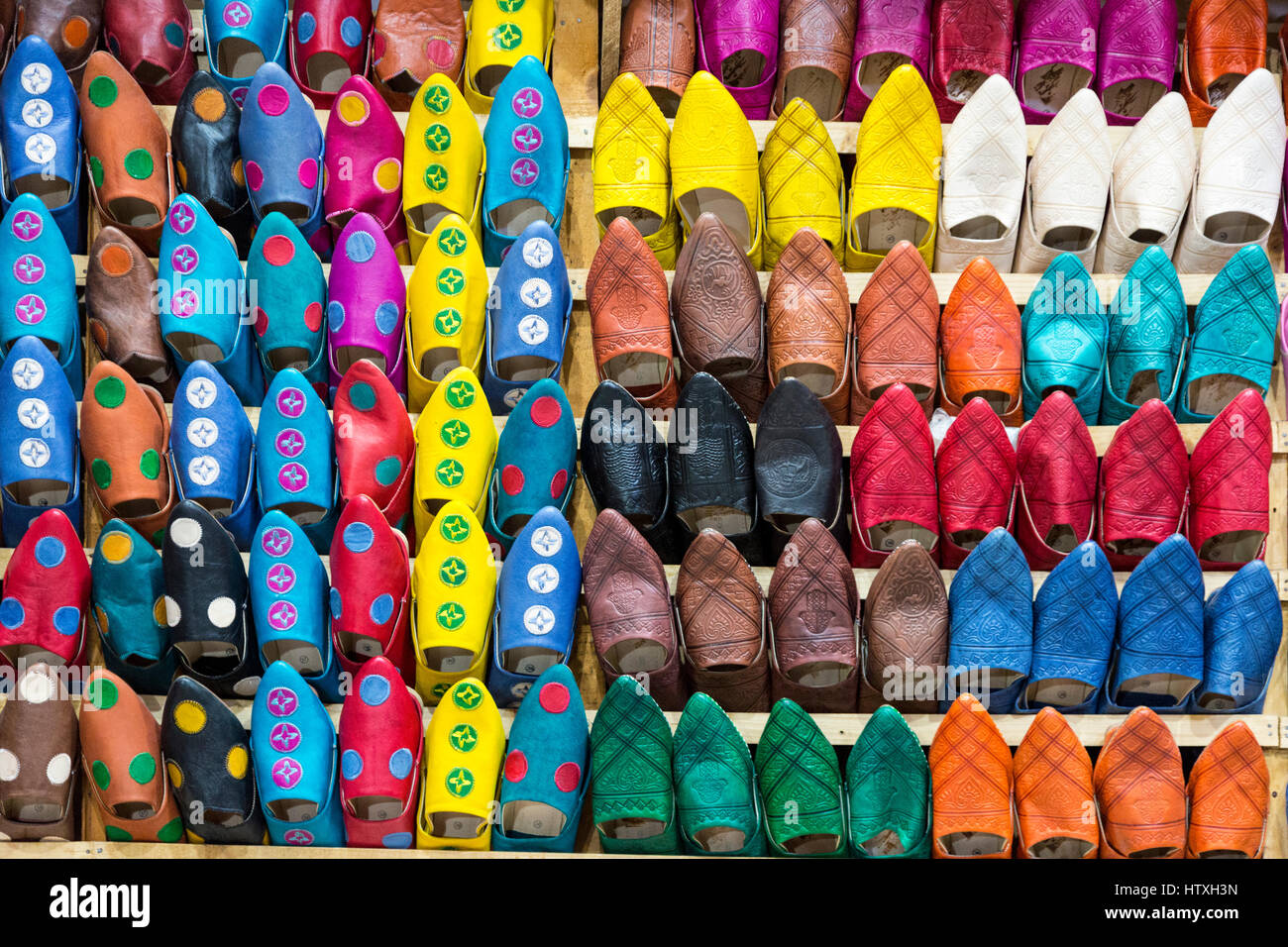 Fes, Maroc. Chaussons en cuir à vendre dans la médina. Banque D'Images