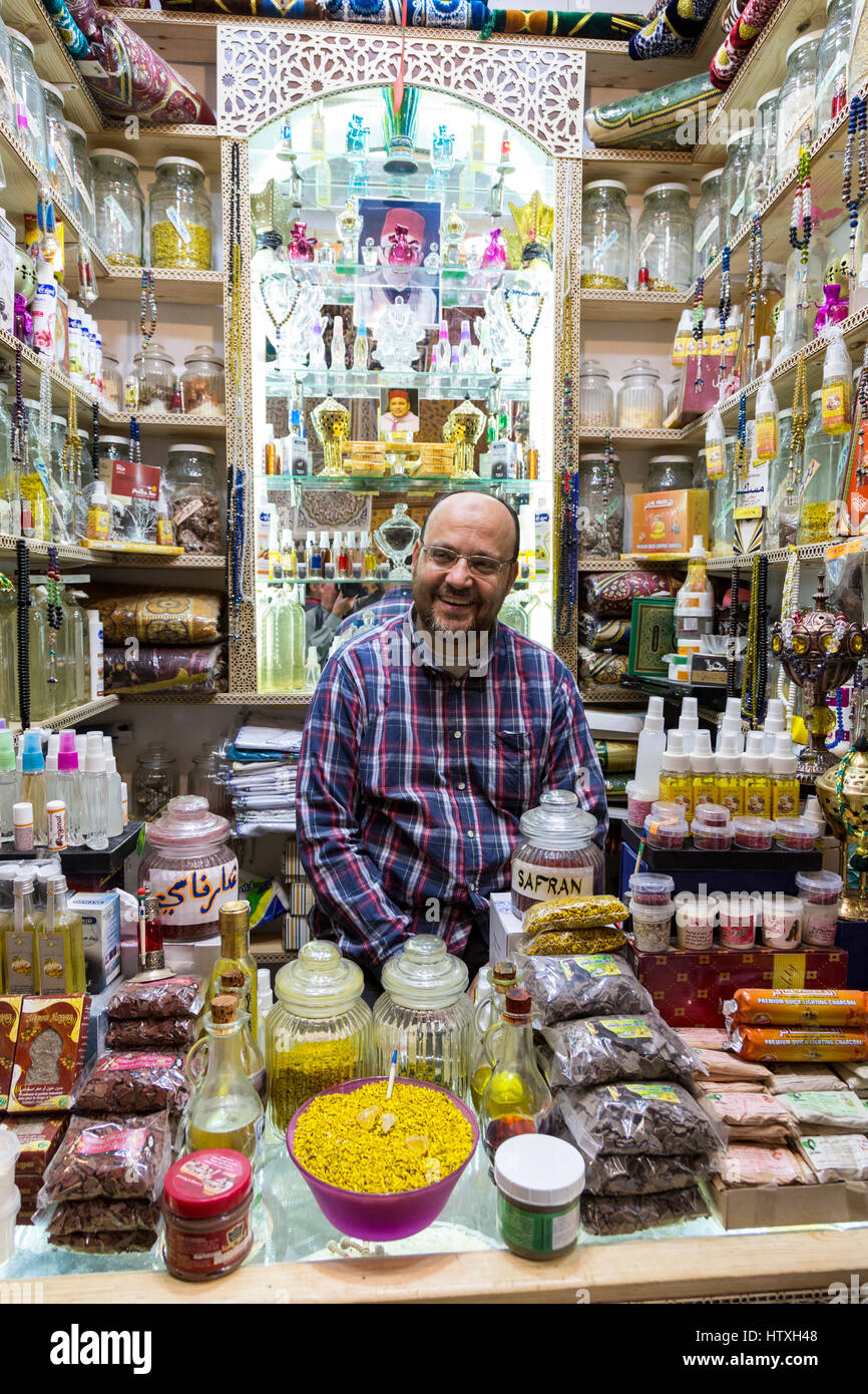 Fes, Maroc. Vendeur de bonbons et divers articles divers dans la médina. Banque D'Images