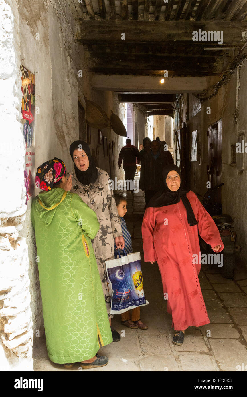 Fes, Maroc. Conversation dans la rue, dans la médina. Banque D'Images