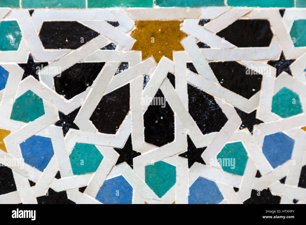Fes, Maroc. Médersa Attarine, 14ème. Siècle. Mosaïque géométrique (zelliges). Banque D'Images