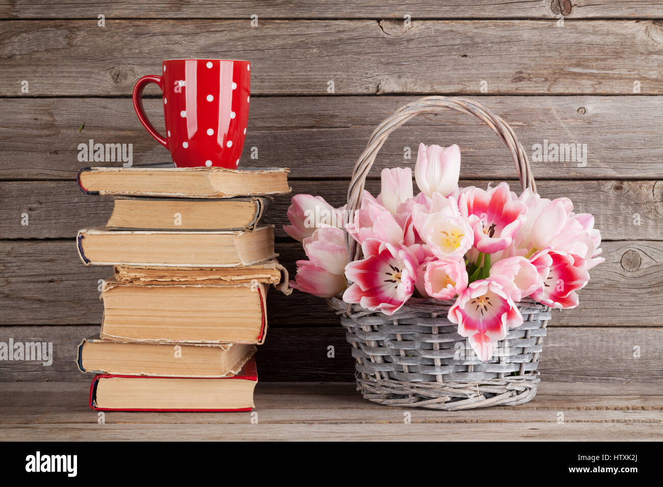 Tulipe rose bouquet Panier, vieux livres et tasse de café en face de mur en  bois. Carte de vœux de Pâques Photo Stock - Alamy