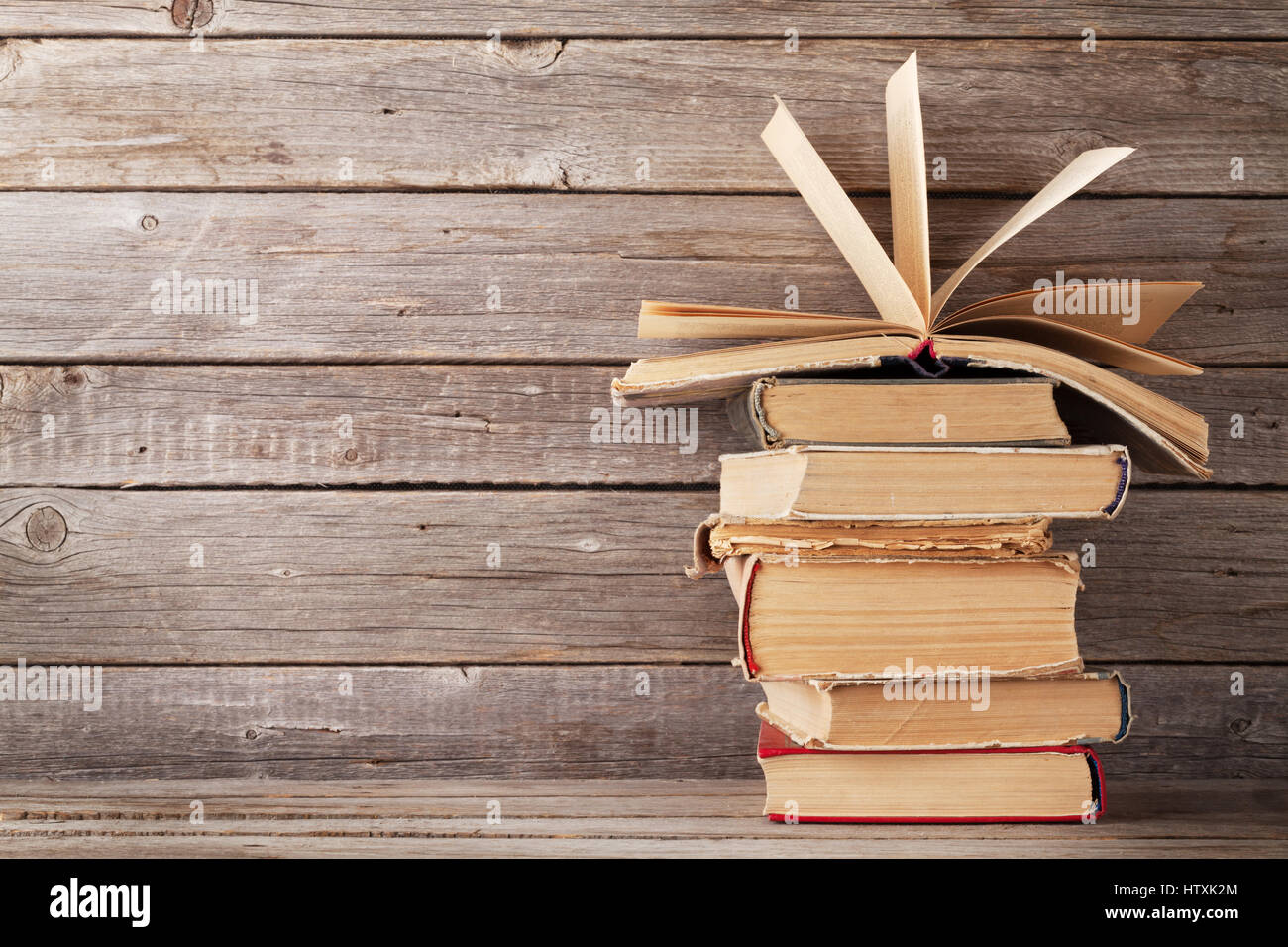 Vieux livres en face de mur en bois. With copy space Banque D'Images