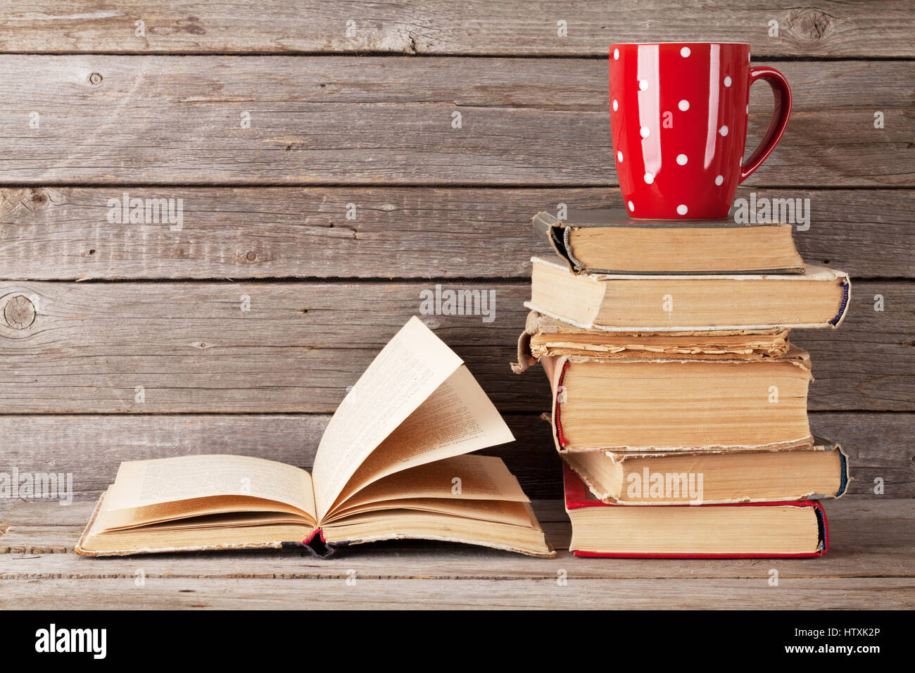 Vieux livres et tasse de café en face de mur en bois. With copy space Banque D'Images