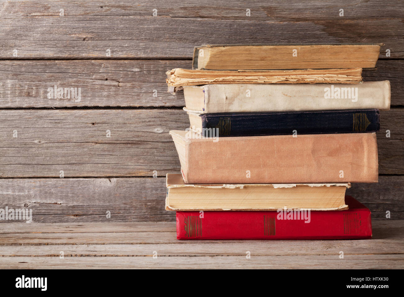 Vieux livres en face de mur en bois. With copy space Banque D'Images