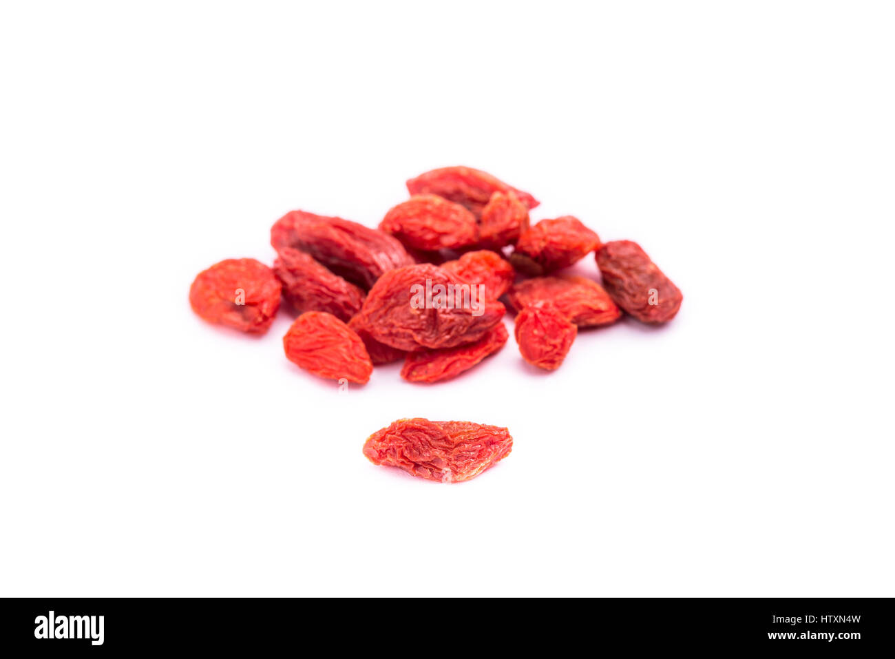 Baies de goji séchées fruit isolé sur fond blanc Banque D'Images