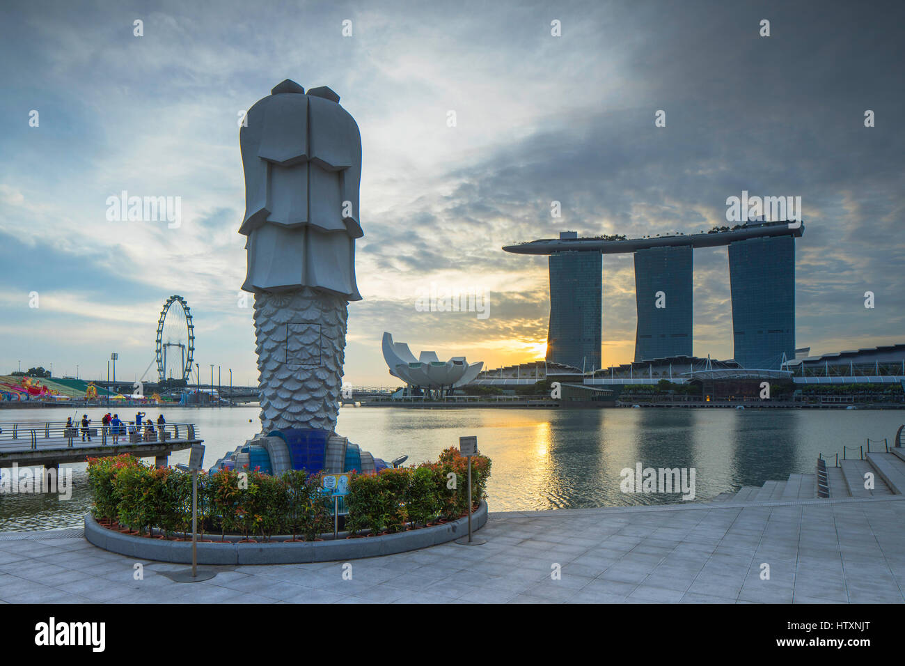Marina Bay Sands Hotel Merlion et statue à l'aube, Marina Bay, Singapour Banque D'Images