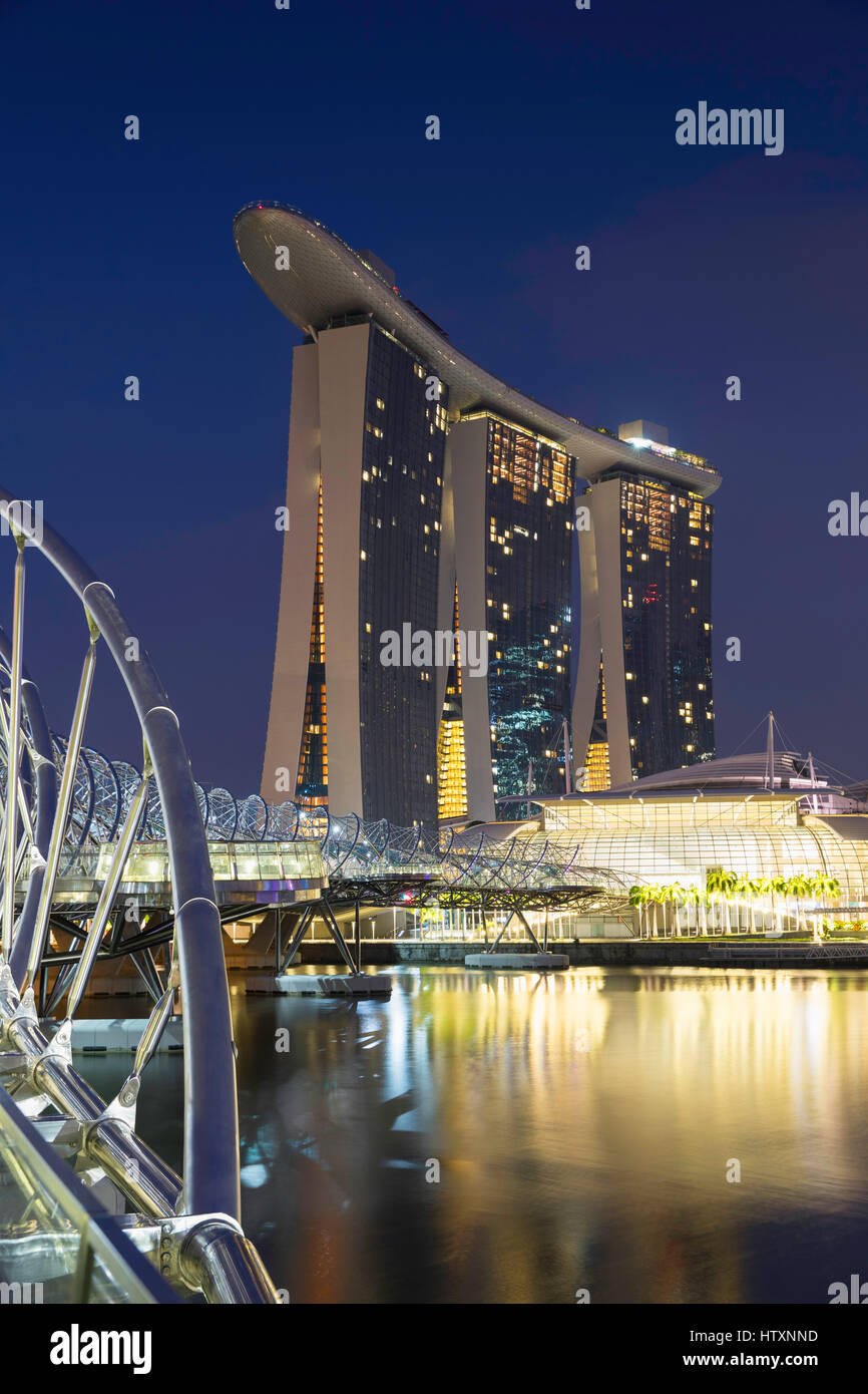 Marina Bay Sands Hotel et Helix Bridge, Marina Bay, Singapour Banque D'Images