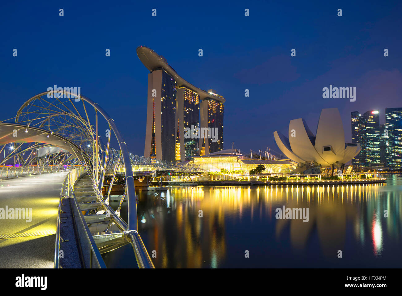 Marina Bay Sands Hotel et Helix Bridge, Marina Bay, Singapour Banque D'Images