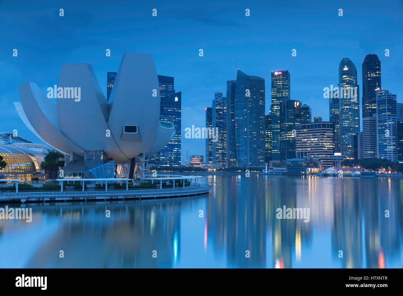 Musée ArtScience et gratte-ciel du quartier central des affaires, Marina Bay, Singapour Banque D'Images