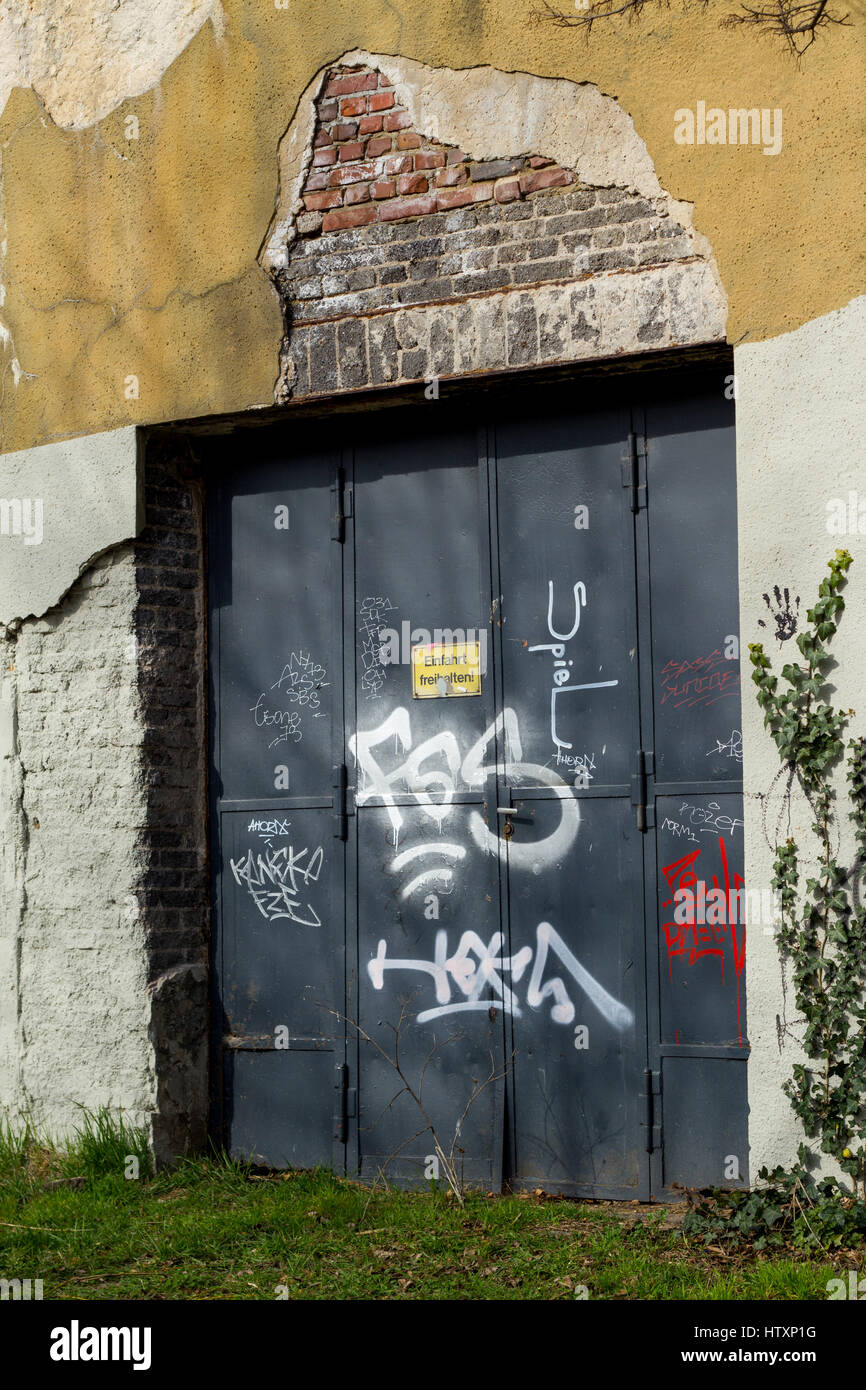 L'art du graffiti au pochoir et pièces sont parsemées dans les banlieues urbaines de Cologne, Allemagne Banque D'Images