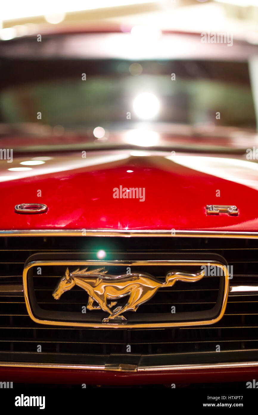 1965 Ford Mustang Fastback. Vue de face. Détail de l'avant du véhicule. Exposition de voitures anciennes et classiques. Banque D'Images