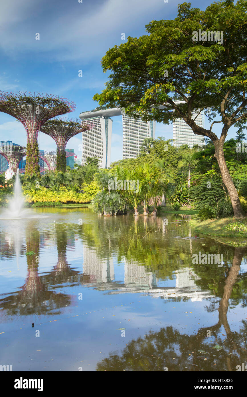 Gardens by the Bay et Marina Bay Sands Hotel, Singapore Banque D'Images