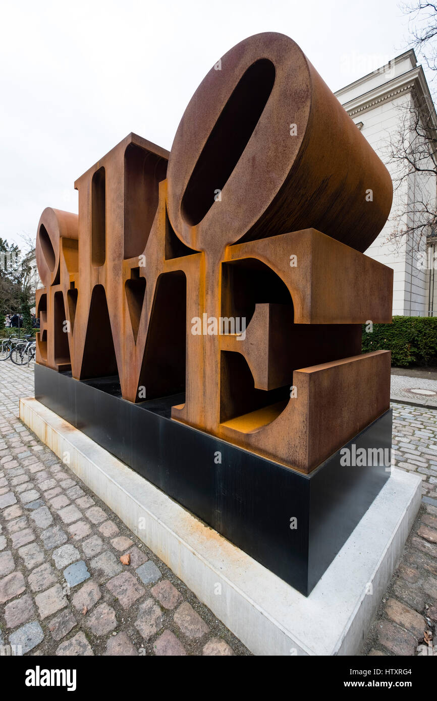 Amour impériale sculpture de Robert Indiana au Hamburger Bahnhof musée d'art moderne à Berlin, Allemagne Banque D'Images