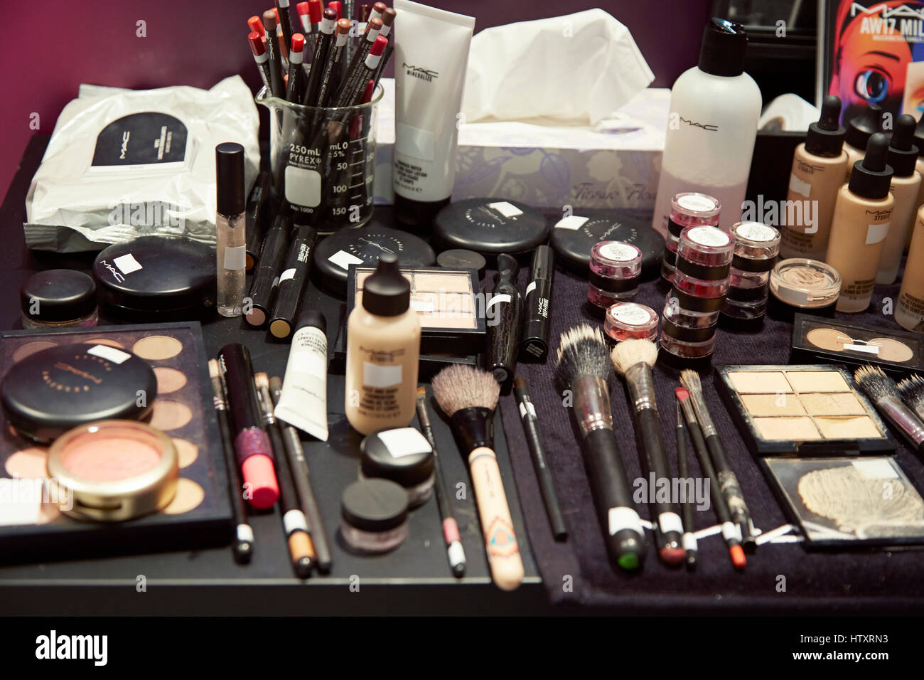 Mac cosmetics commanditaire au Milan Fashion week : un assortiment de  produits pour les yeux et visage noir sur la table de maquillage et  président Photo Stock - Alamy