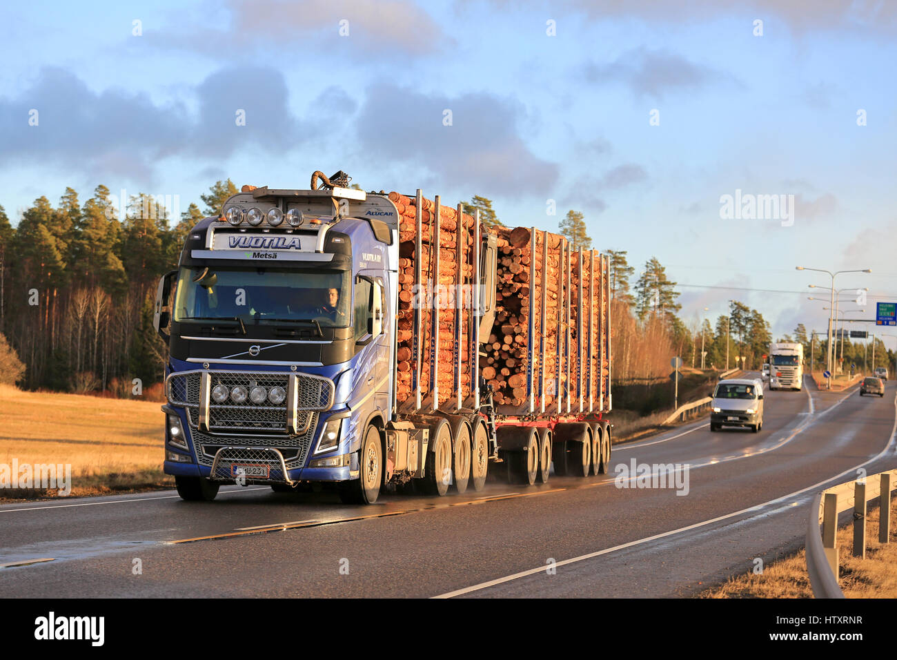 Le Convoi De L extreme La Route Des Andes Timber transport road Banque de photographies et d'images à haute  résolution - Alamy