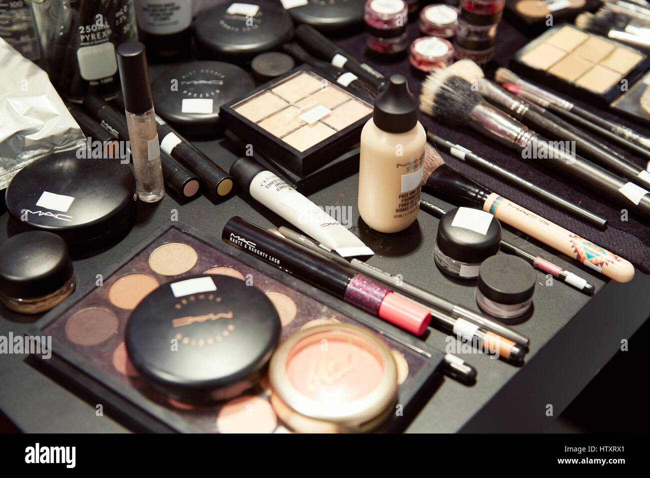 Mac cosmetics commanditaire au Milan Fashion week : un assortiment de  produits pour les yeux et visage noir sur la table de maquillage et  président Photo Stock - Alamy