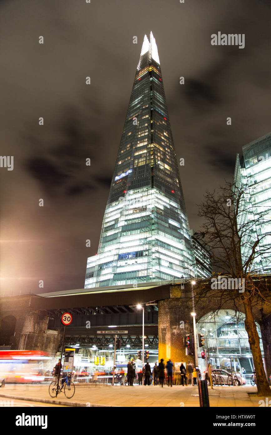 Vue sur haut de Shard, le plus haut bâtiment d'Europe, dans la nuit du côté nord-ouest. Foregraund la station de métro London Bridge. Premier Février Banque D'Images