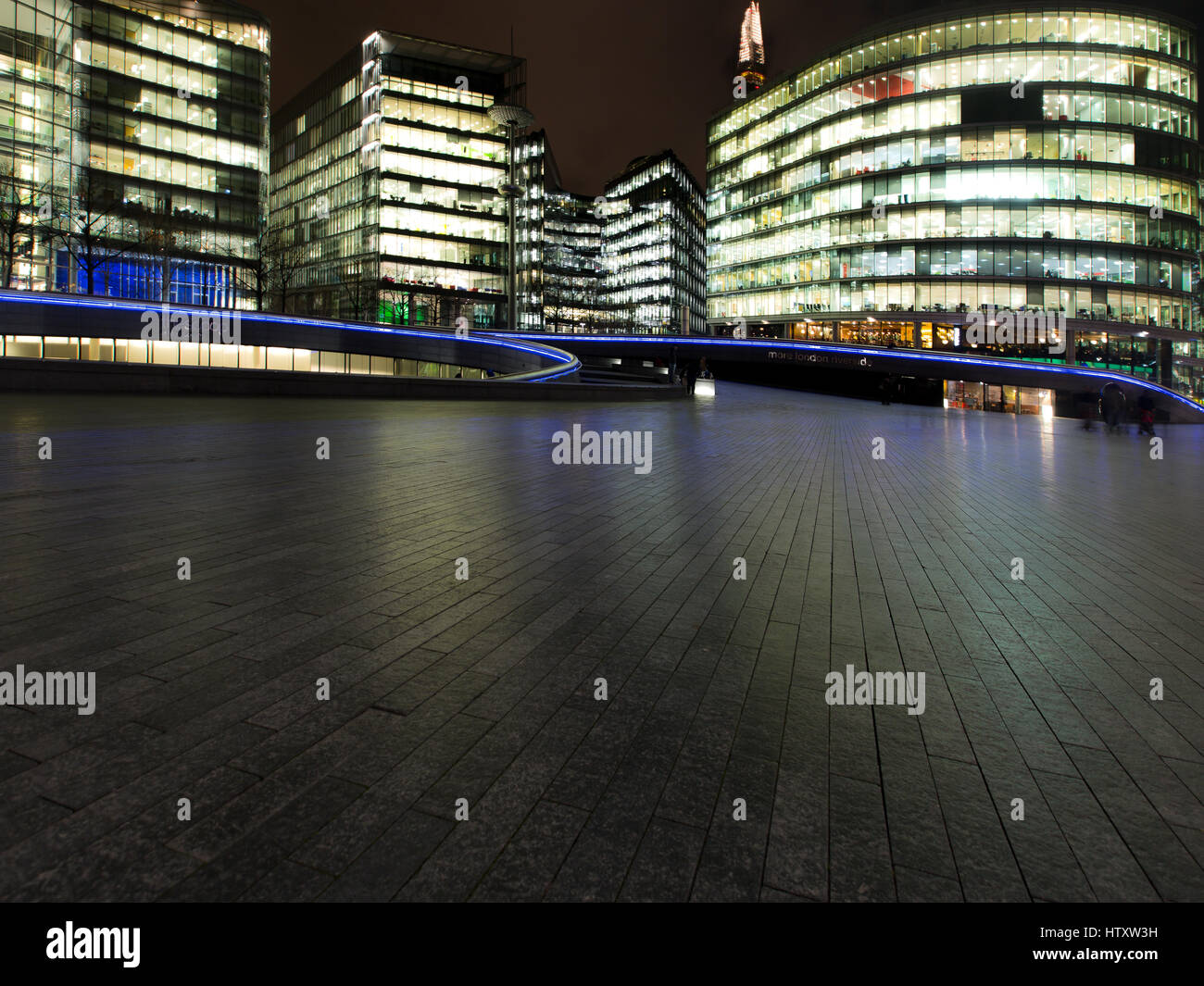 Vue sur haut de Shard, le plus haut bâtiment d'Europe, dans la nuit du côté nord-est. Foregraund promenade de l'Hôtel de Ville. Premier Février 2016 Banque D'Images
