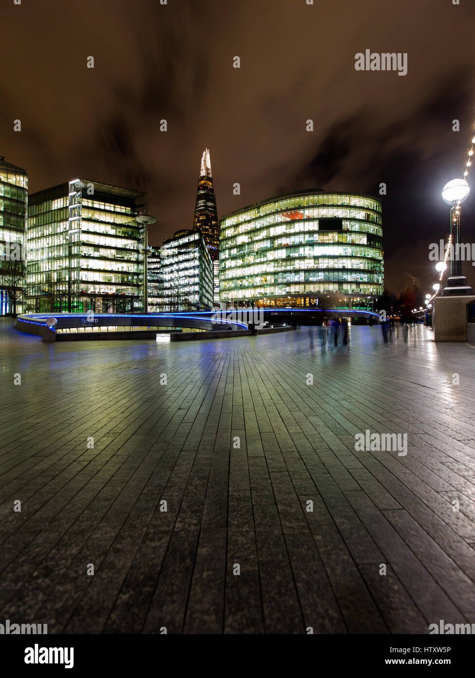 Vue sur haut de Shard, le plus haut bâtiment d'Europe, dans la nuit du côté nord-est. Foregraund promenade de l'Hôtel de Ville. Premier Février 2016 Banque D'Images