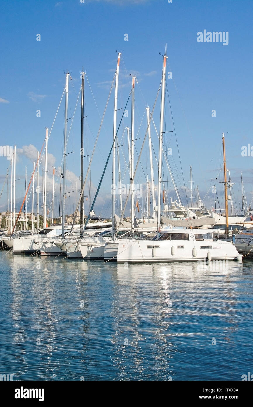 PALMA DE MAJORQUE, ESPAGNE - le 11 décembre 2016 : Belle white yachts et bateaux amarrés dans la marina, un jour ensoleillé, le 11 décembre 2016 à Palma de Ma Banque D'Images