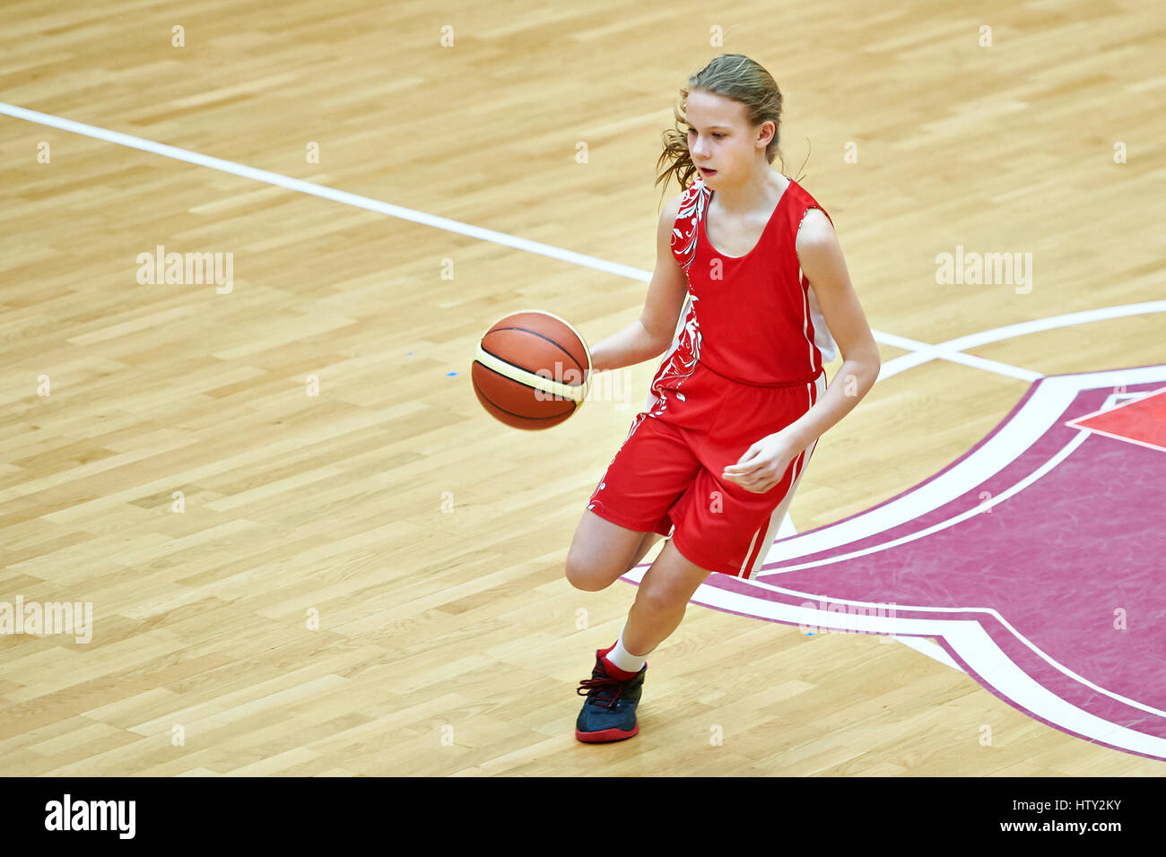 Dans le sport de l'athlète fille jouant au basket-ball uniforme Banque D'Images
