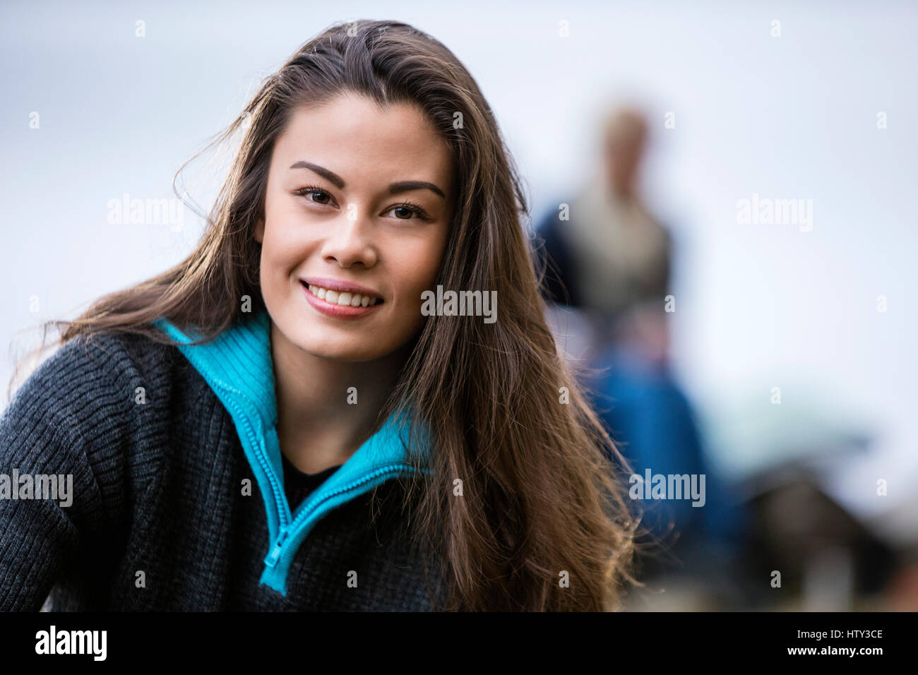 Portrait of smiling young woman at campsite Banque D'Images