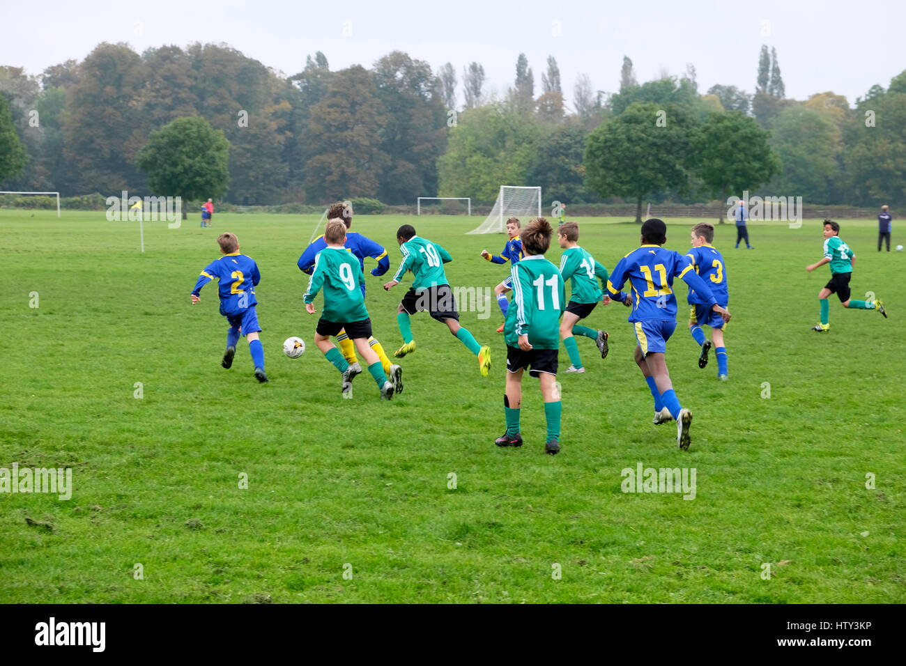 Les équipes de garçons de moins de 14 ans jouant au football dans un parc le samedi matin UK KATHY DEWITT Banque D'Images