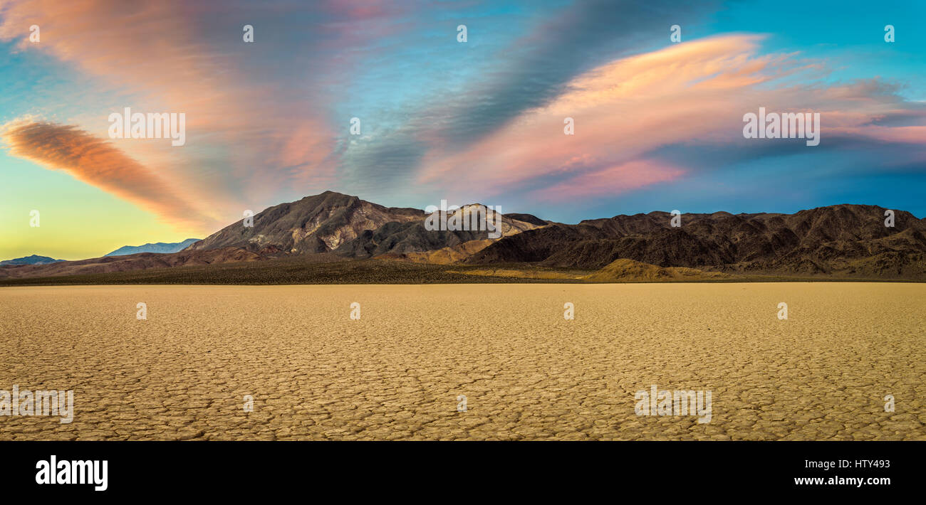 Scenic coucher du soleil à Racetrack Playa dans Death Valley National Park. Le Racetrack Playa est un lac asséché avec le déplacement des pierres qui s'impr linéaire Banque D'Images