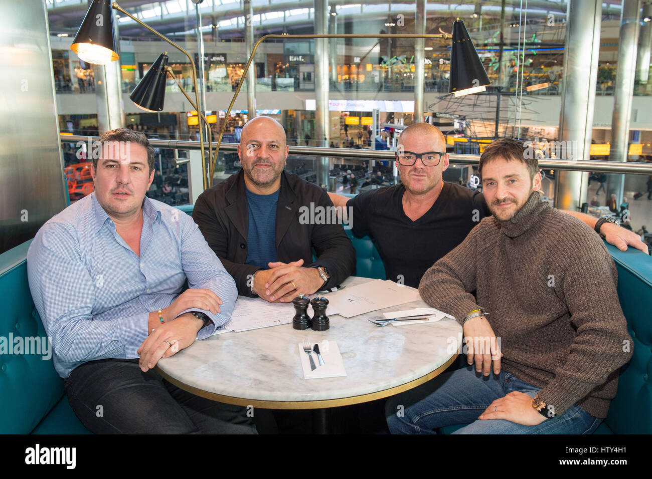 (De gauche à droite) Chefs Claude Bosi, Bains, Heston Blumenthal et Jason Atherton perfectionnistes à l' Café, à l'aéroport de Heathrow, Londres, avant de s'envoler à Courmayeur (Italie), pour la montagne Ski gastronomique de l'expérience. Banque D'Images