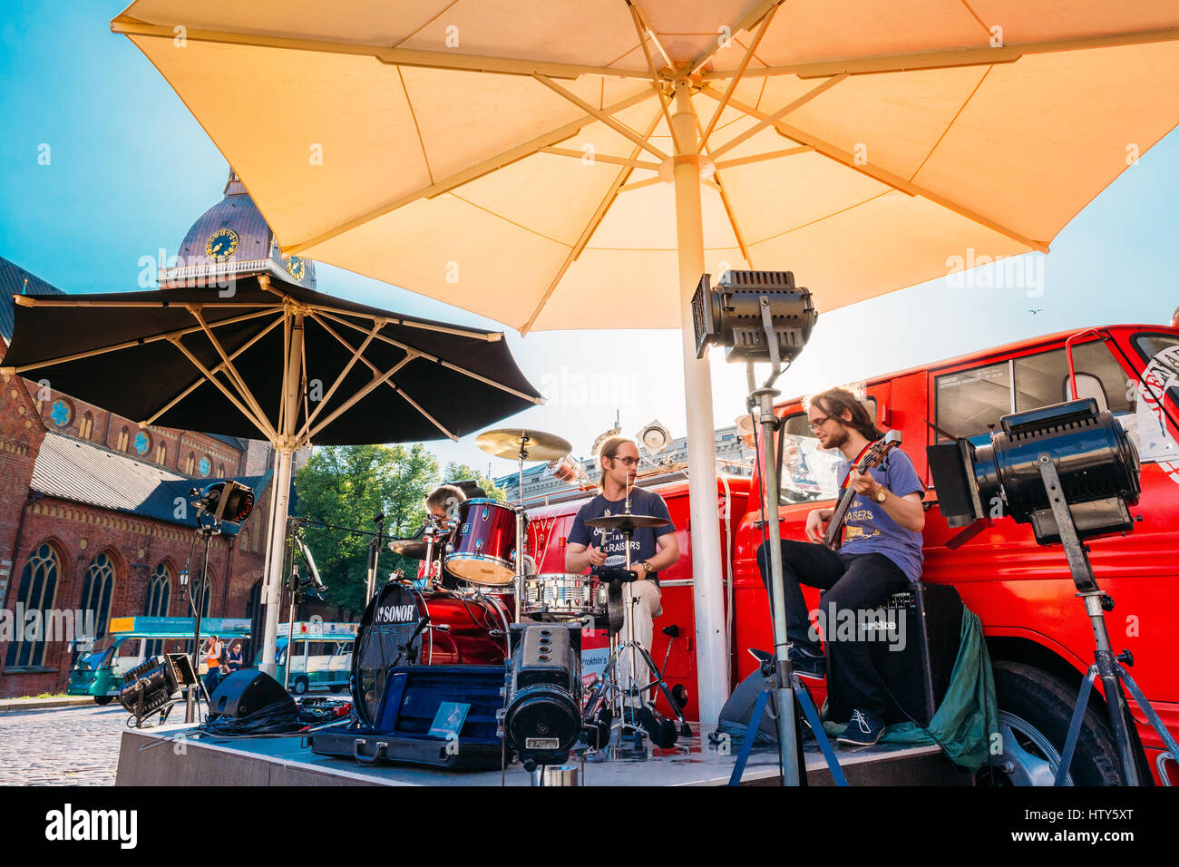 Riga, Lettonie - 1 juillet 2016 : Des musiciens de rue les amuseurs publics Permorming Chansons près de café sur la place du Dôme en journée ensoleillée avec ciel bleu Banque D'Images