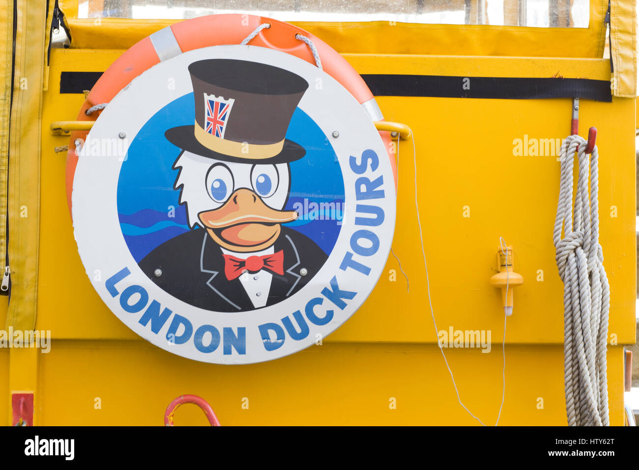 London duck tours logo sur le côté d'un autobus d'excursion amphibie à Londres Banque D'Images London duck tours logo sur le côté d'un autobus d'excursion amphibie à Londres Banque D'Images