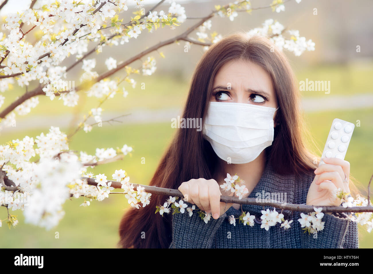 Masque respiratoire avec femme lutter contre les allergies de printemps Outdoor Banque D'Images