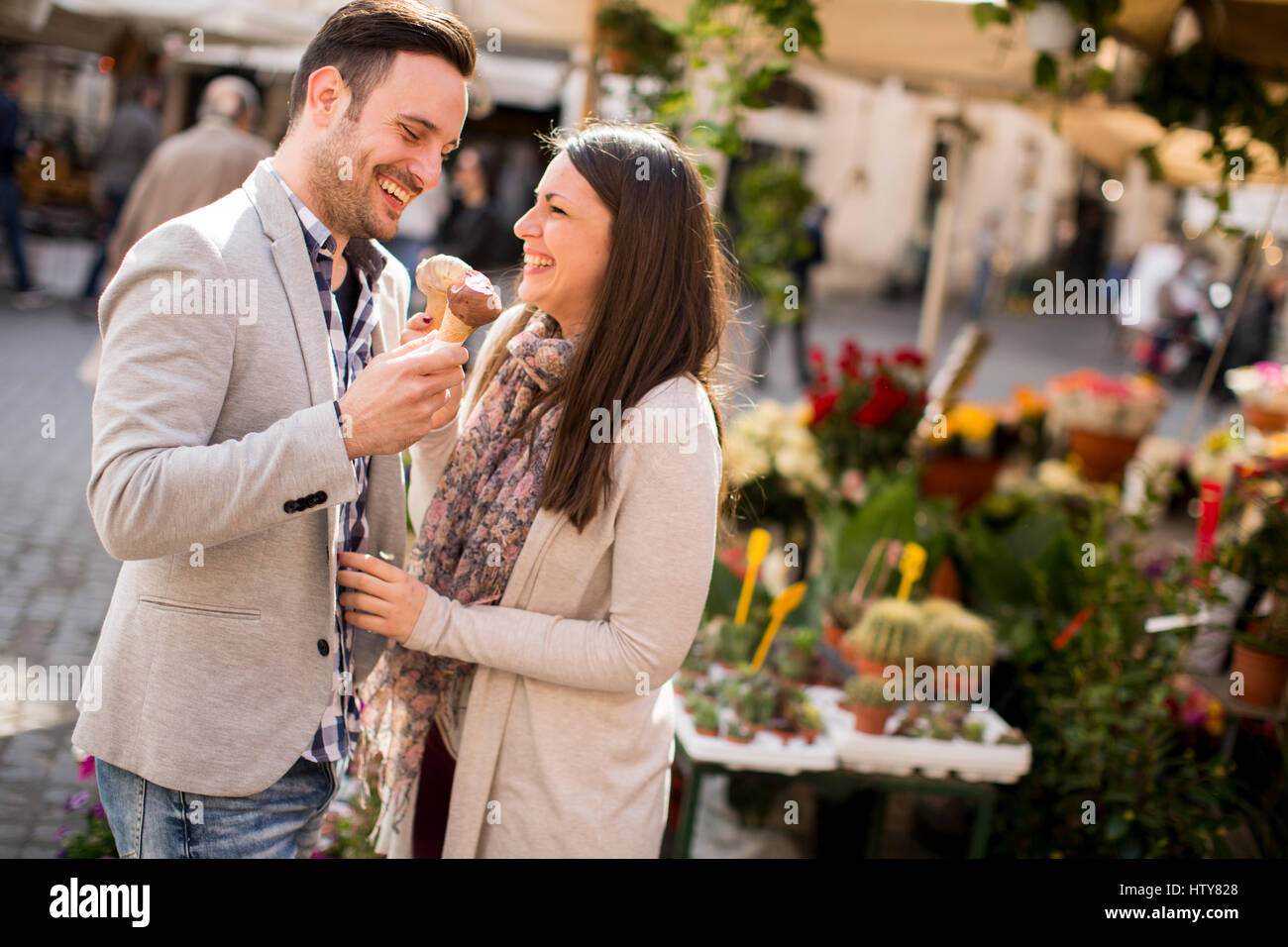 Couple aimant avoir une glace à Rome, Italie Banque D'Images