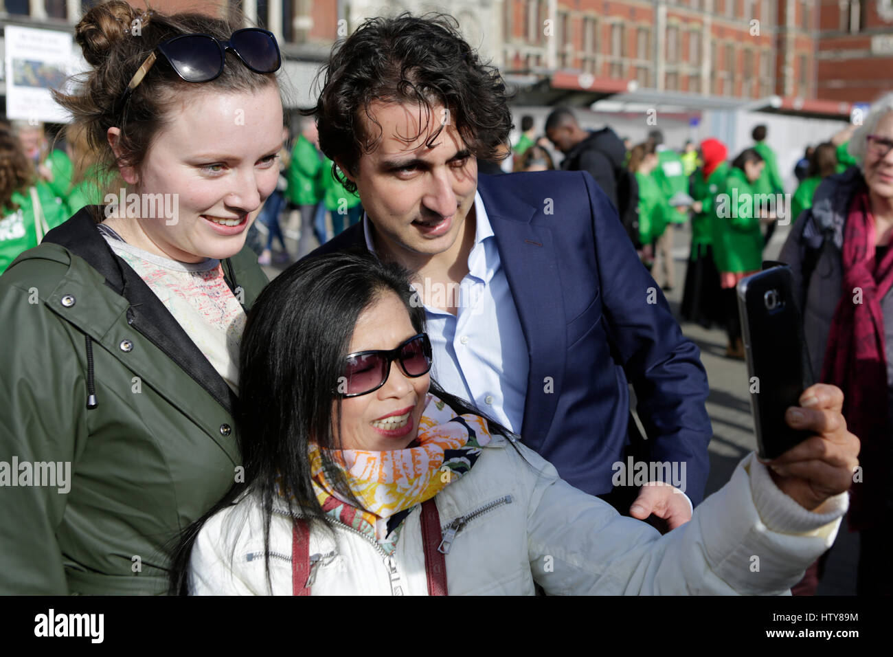 Amsterdam, Pays-Bas. Mar 15, 2017. Électeurs a pris un avec Jesse selfies Klaver, le chef du parti de l'GroenLinks, il a aussi des toiles ainsi qu'un certain nombre de bénévoles GroenLinks à l'extérieur de la Gare Centrale d'Amsterdam à poursuivre l'indécis à voter pour son parti à l'élection générale néerlandaise. Crédit : Michael Debets/Pacific Press/Alamy Live News Banque D'Images