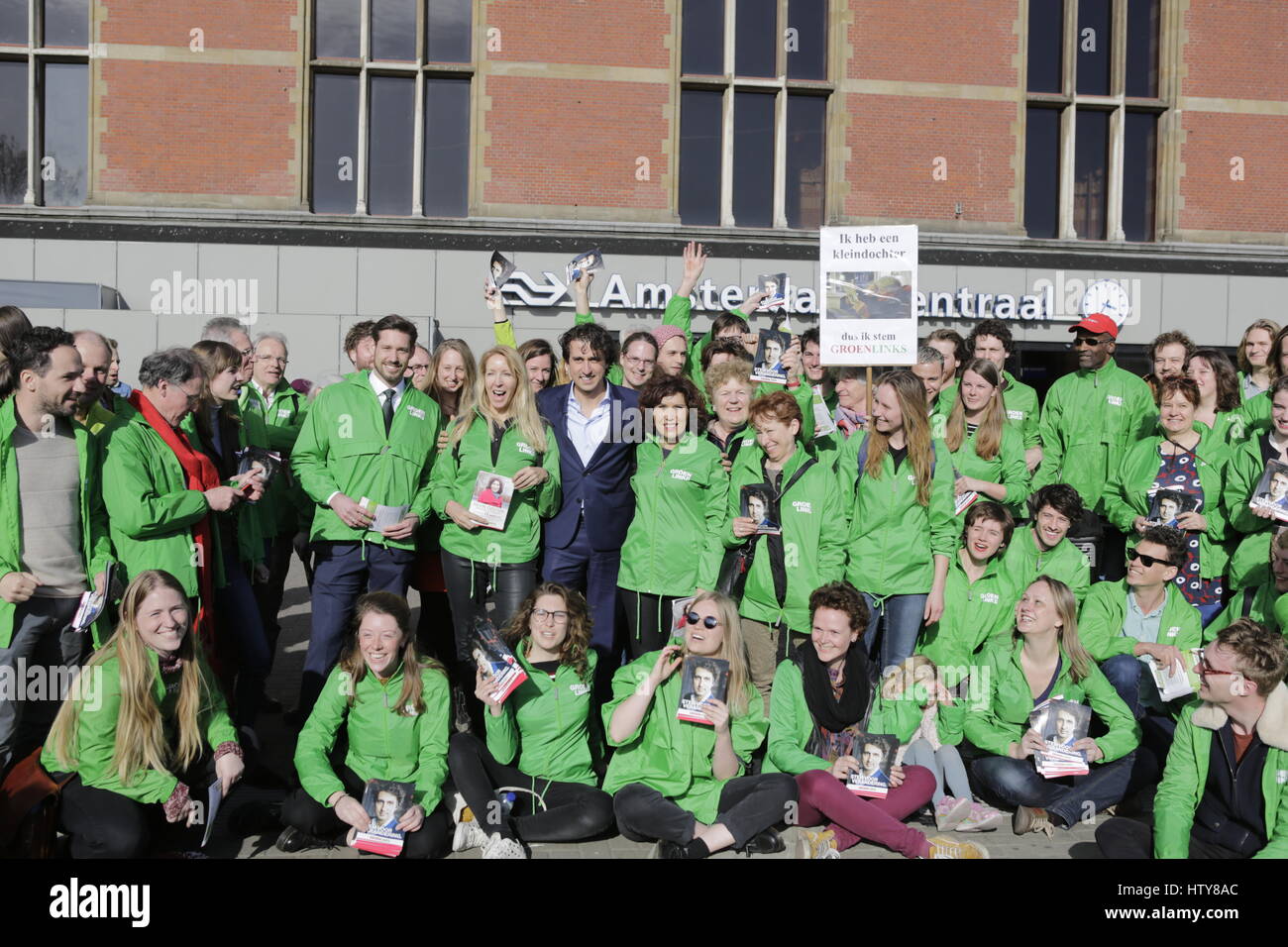 Amsterdam, Pays-Bas. Mar 15, 2017. Jesse Klaver (centre) pose avec un groupe de volontaires en dehors de GroenLinks la Gare Centrale d'Amsterdam. Jesse Klaver, le chef du parti de l'GroenLinks, toiles ainsi qu'un certain nombre de volontaires en dehors de GroenLinks la Gare Centrale d'Amsterdam, à poursuivre l'indécis à voter pour son parti à l'élection générale néerlandaise. Crédit : Michael Debets/Pacific Press/Alamy Live News Banque D'Images