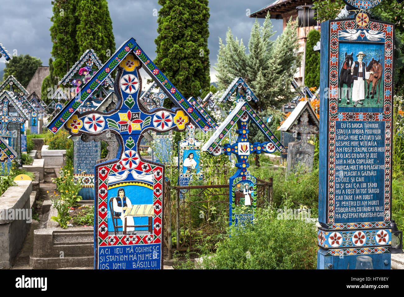 Roumanie Le Cimetiere Joyeux Cimitirul Vesel De Sapanta Maramures Celebre Pour Ses Pierres Tombales Colores Avec Des Peintures Naives De Decrire Photo Stock Alamy Roumanie Le Cimetiere Joyeux Cimitirul Vesel De Sapanta Maramures Celebre Pour Ses Pierres Tombales Colores Avec Des Peintures Naives De Decrire Photo Stock Alamy